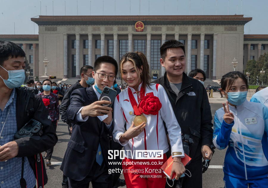 ▲ 지난 4월 초 중국 베이징 인민대회당에서 열린 중국 올림픽 대표자 집회에서 중국 팬들과 촬영하는 구아이링