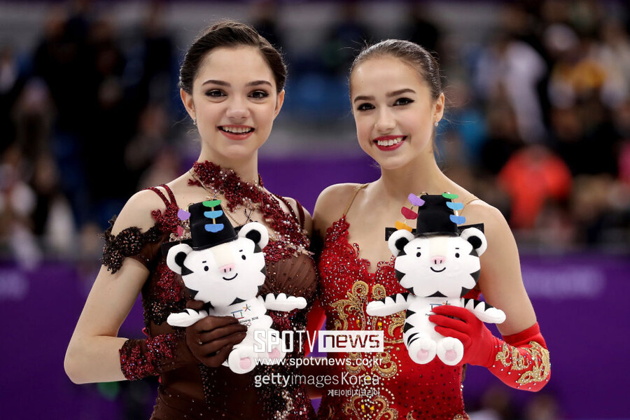 ▲ 2018년 평창 동계 올림픽 피겨 스케이팅 여자 싱글에서 은메달을 획득한 예브게니아 메드베데바(왼쪽)와 금메달리스트 알리나 자기토바