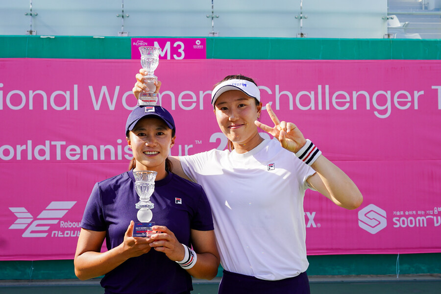 ▲ ITF 여자 투어대회에서 2주 연속 우승한 한나래(왼쪽)와 최지희 ⓒ프리랜서 김도원 기자