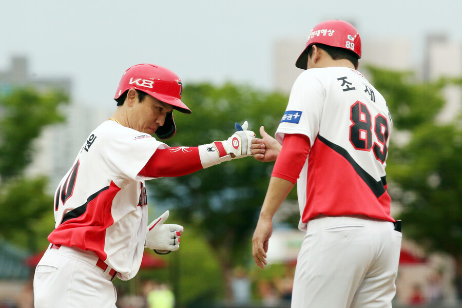 ▲KIA 타이거즈 박동원(왼쪽)이 17일 광주 삼성전에서 홈런을 친 뒤 조재영 코치와 주먹을 맞대고 있다. ⓒKIA 타이거즈