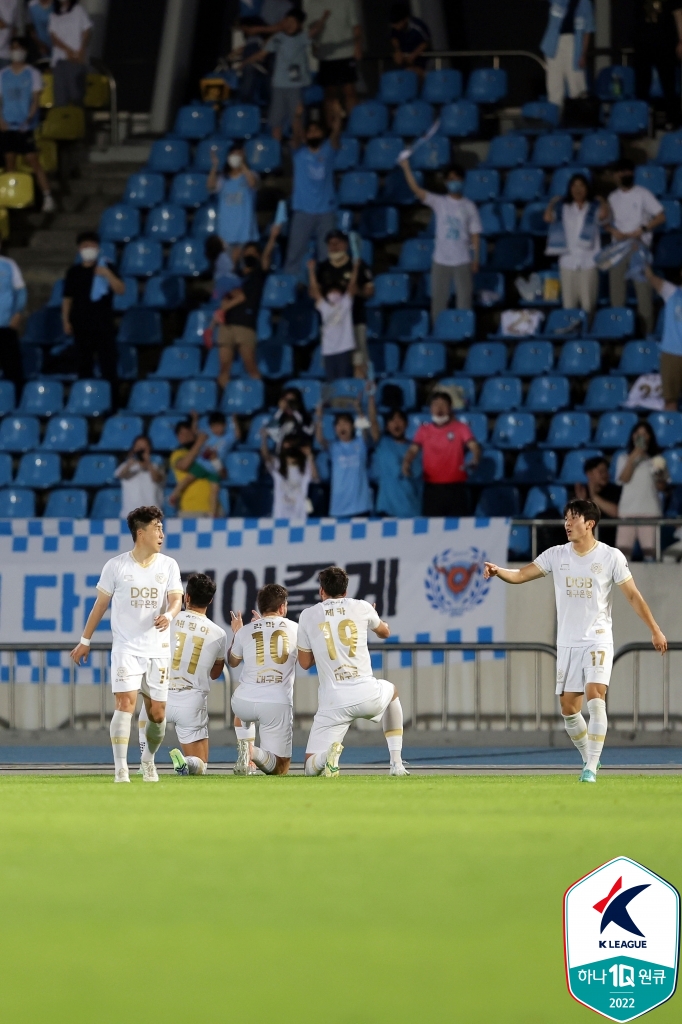 ▲ 브라질 3인의 저격수 세리머니, 환호하는 대구 원정팬들. ⓒ한국프로축구연맹