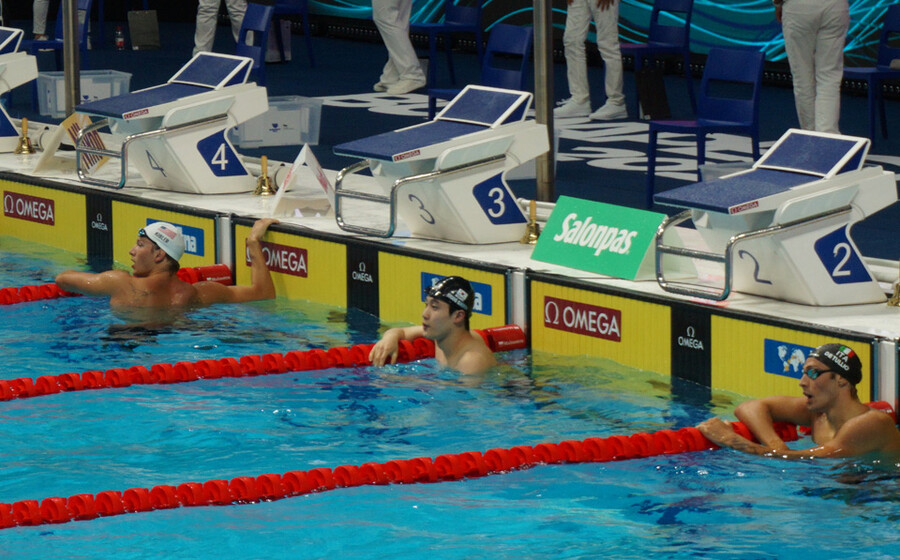 ▲ 2022 FINA 세계수영선수권대회 남자 자유형 200m 예선을 마친 뒤 기록을 확인하는 황선우 ⓒ올댓스포츠