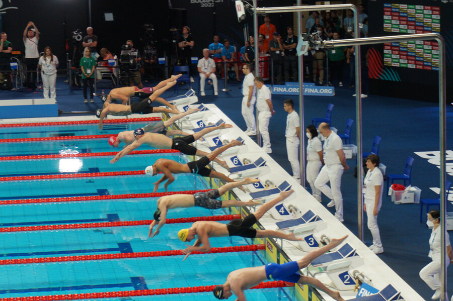 ▲ 2022 FINA 세계수영선수권대회 남자 자유형 200m 결승에서 스타트하는 황선우(아래에서 세 번째) ⓒ올댓스포츠
