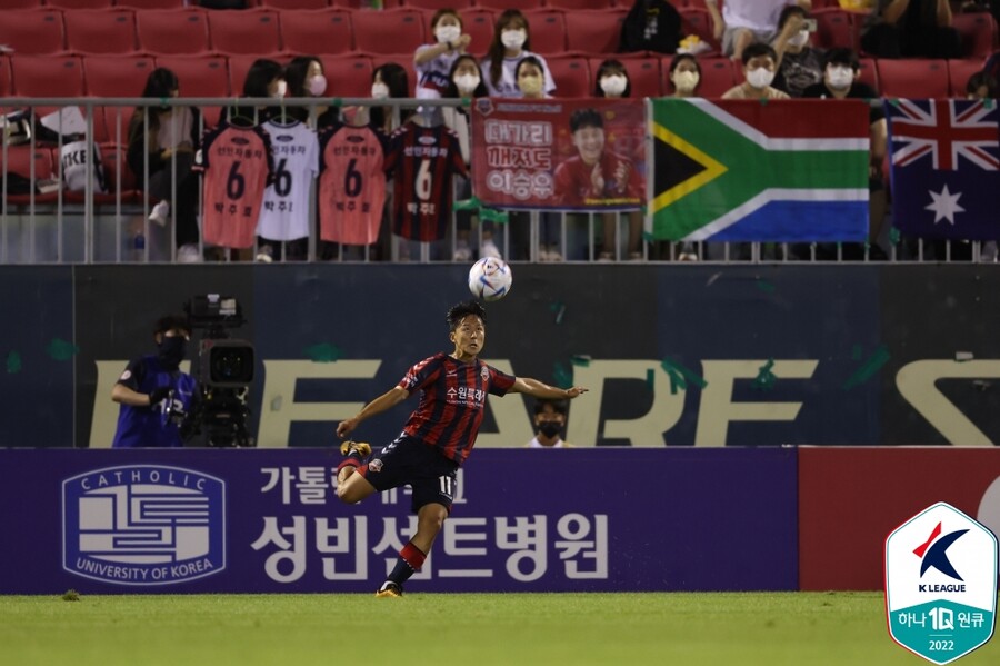 ▲ 높이 뜬 공을 지체 없이 발리 슈팅으로 마무리한 이승우. ⓒ한국프로축구연맹