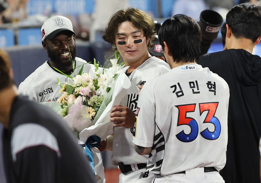 ▲ 9년 연속 20홈런 대기록 달성을 축하받는 박병호 ⓒ 연합뉴스