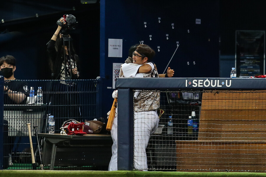 ▲키움 히어로즈 이지영(오른쪽)이 지난 6월 30일 고척 KIA전에서 홈런을 친 후 더그아웃에서 이용규와 포옹하고 있다. ⓒ키움 히어로즈
