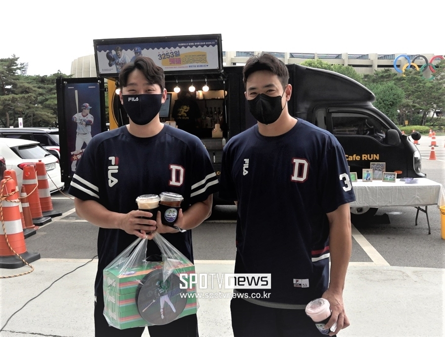 ▲ 팬들에게 커피트럭을 선물 받은 두산 베어스 양석환(왼쪽), 김재환.ⓒ두산 베어스
