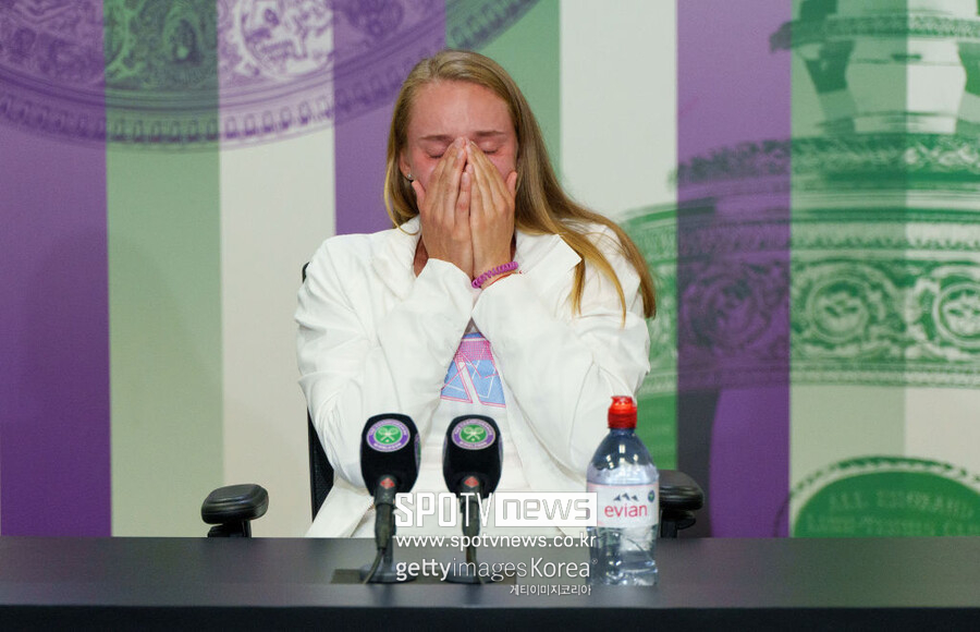 ▲ 2022년 윔블던 여자 단식에서 우승한 엘레나 라이바키나가 기자회견 도중 감격의 눈물을 흘리고 있다.