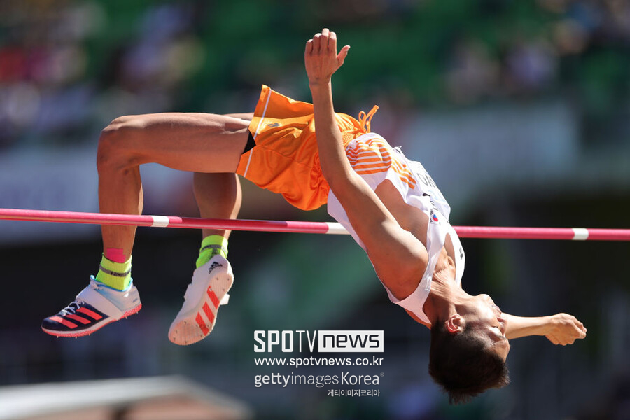 ▲ 우상혁이 2022 유진 세계육상선수권대회 남자 높이뛰기 예선에서 경기를 펼치고 있다.