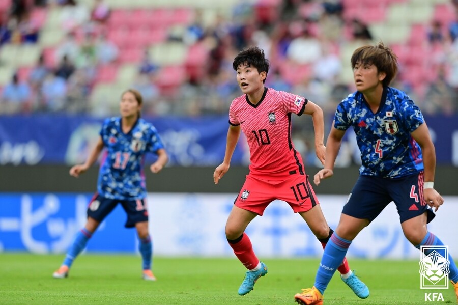 ▲ 지소연이 19일 일본 가시마에서 열린 '동아시아축구연맹(EAFF) E-1 챔피언십(동아시안컵)' 첫 경기 한일전에서 볼 다툼을 하고 있다 ⓒ대한축구협회