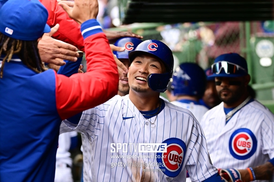 ▲ 시카고 컵스 외야수 스즈키 세이야가 득점한 뒤 팀 동료들의 축하를 받고 있다.