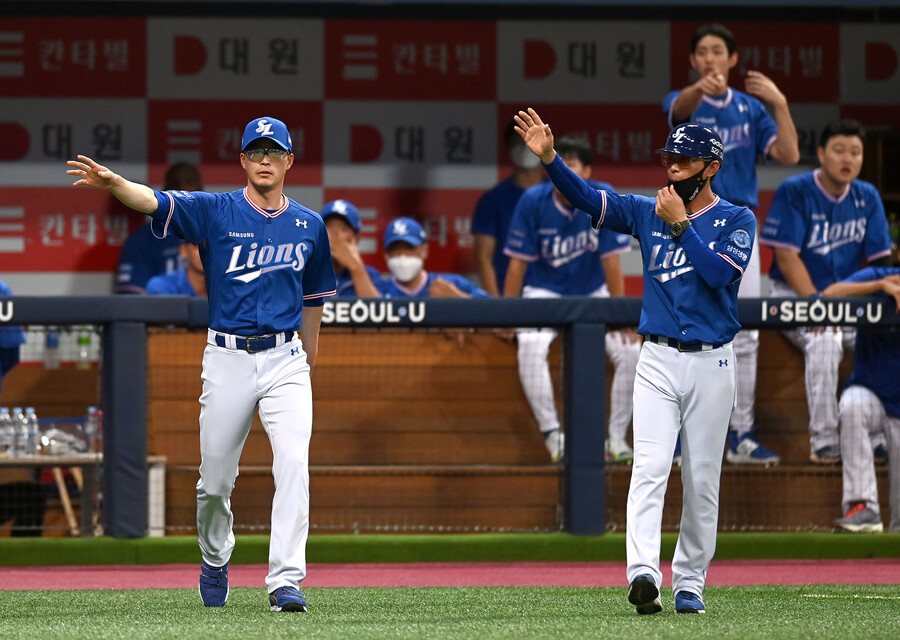 ▲ 더그아웃을 박차고 나오는 허삼영 감독(왼쪽) ⓒ 삼성 라이온즈