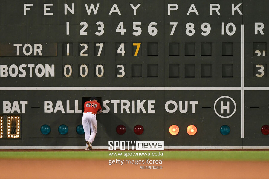 ▲ 스코어보드에 기댄 알렉스 버두고.