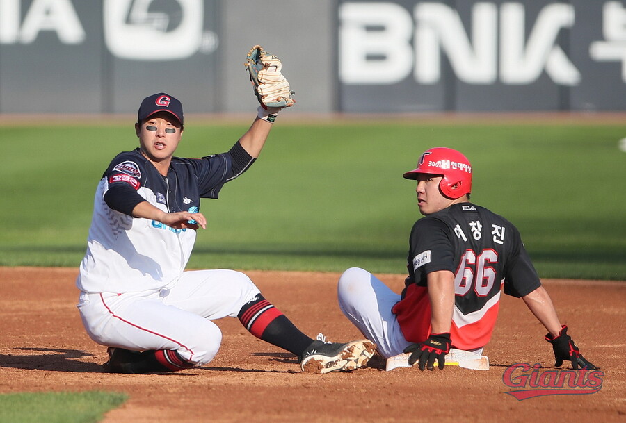 ▲ 롯데 유격수 이호연(왼쪽)이 24일 사직 KIA전에서 3회초 이창진의 2루 도루를 저지하고 있다. 결과는 세이프.
