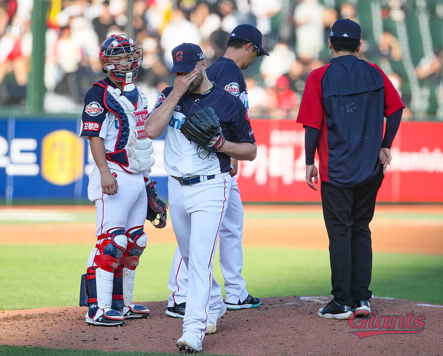 ▲ 롯데 외국인투수 글렌 스파크맨(왼쪽 2번째)이 24일 사직 KIA전에서 4회초 강판되고 있다.