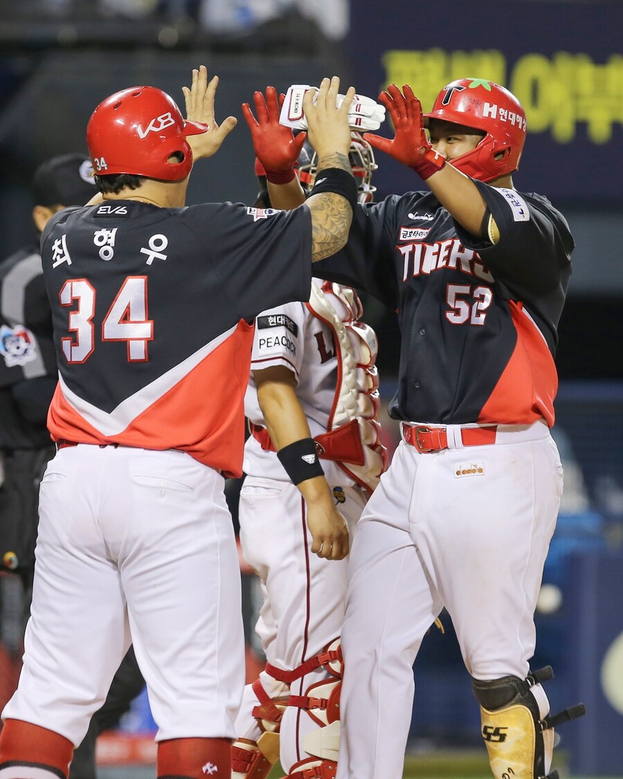 ▲ KIA 최형우(왼쪽)와 황대인.