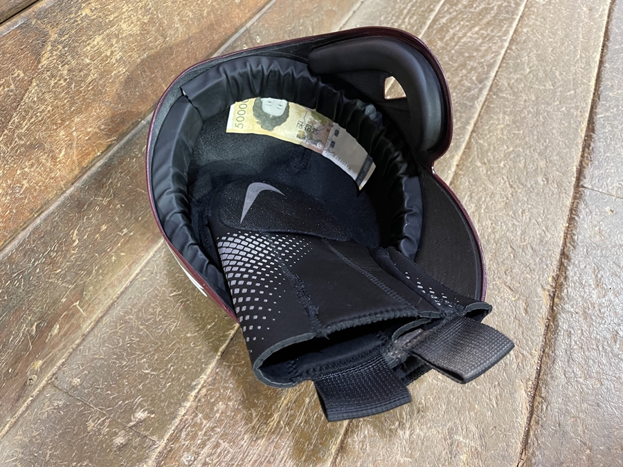 ▲ 김혜성 헬멧 속 오만원권. ⓒ키움 히어로즈