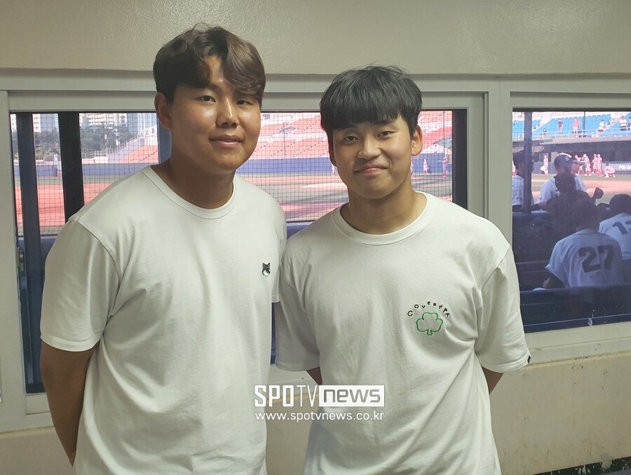 ▲ 유신고 출신의 kt 소형준(왼쪽)과 박영현이 25일 청룡기 결승전이 열린 25일 목동구장을 찾았다. ⓒ목동, 고봉준 기자
