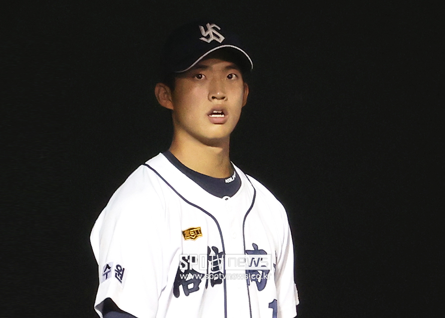 ▲ 유신고 2학년 우완투수 이기창이 25일 목동구장에서 열린 청룡기 충암고와 결승전에서 5이닝 1실점 호투하고 우승을 이끌었다. ⓒ목동, 곽혜미 기자
