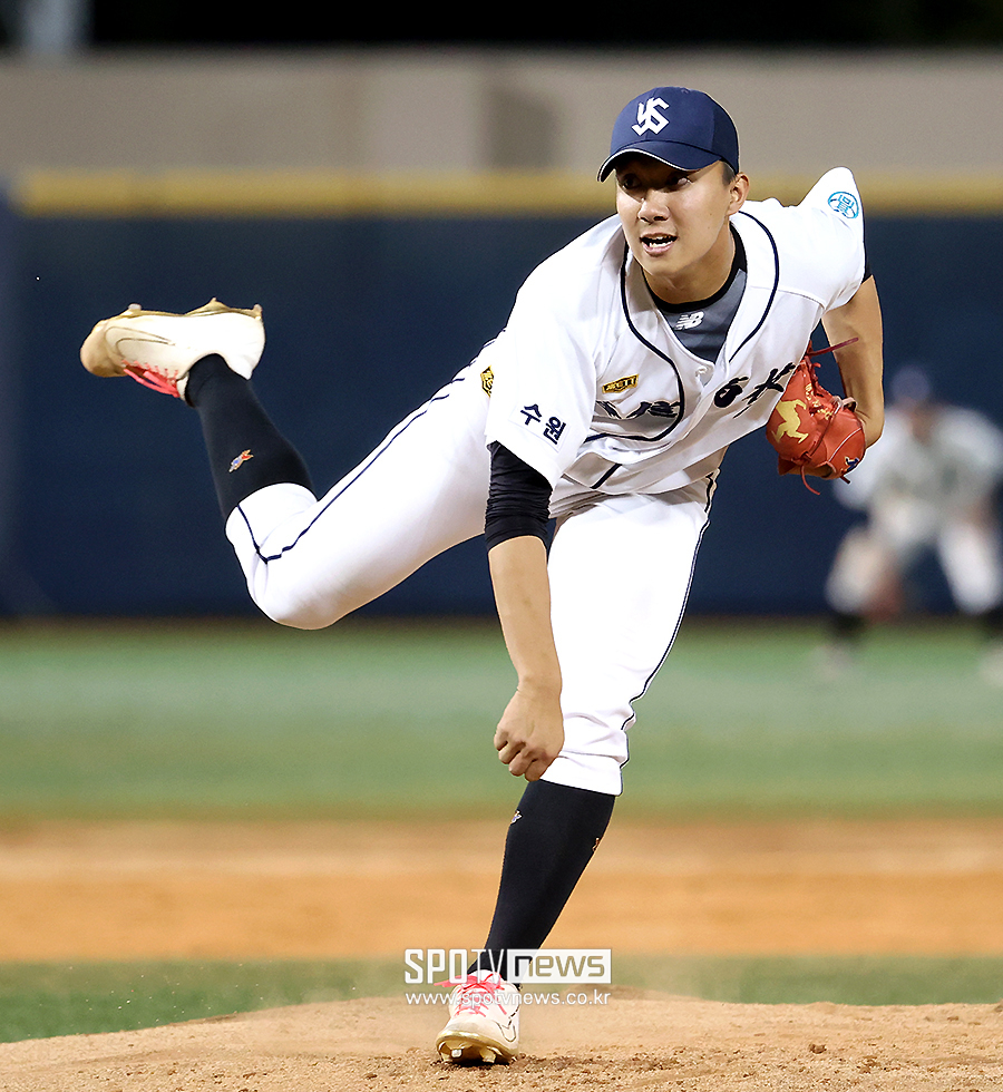 ▲ 유신고 3학년 우완 사이드암 박시원이 25일 목동구장에서 열린 청룡기 충암고와 결승전에서 역투하고 있다. ⓒ목동, 곽혜미 기자