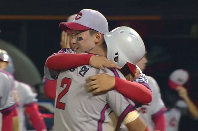 ▲ 충암고 윤영철(뒤)이 25일 목동구장에서 열린 청룡기 결승전에서 유신고를 상대로 1-3으로 패한 뒤 눈물을 흘리던 김동헌을 안아주고 있다. ⓒSPOTV 중계화면 갈무리