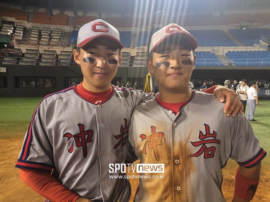 ▲ 충암고 윤영철(왼쪽)과 김동헌이 25일 목동구장에서 열린 청룡기 결승전을 마친 뒤 나란히 포즈를 취하고 있다. ⓒ목동, 고봉준 기자