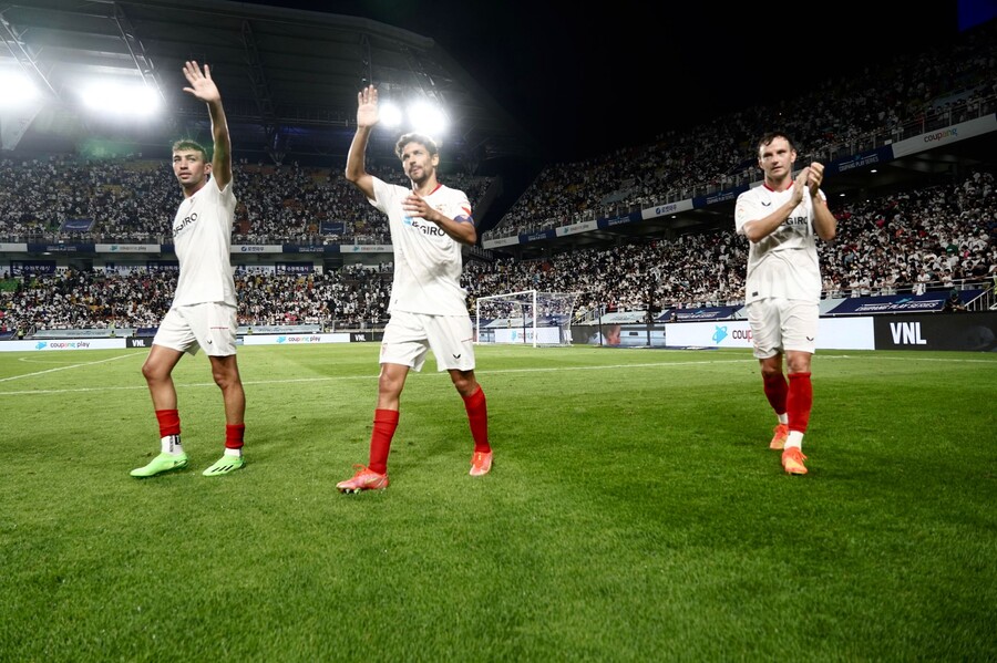 ▲ Jogadores do Sevilla cumprimentam os torcedores após o Tottenham ⓒ La Liga