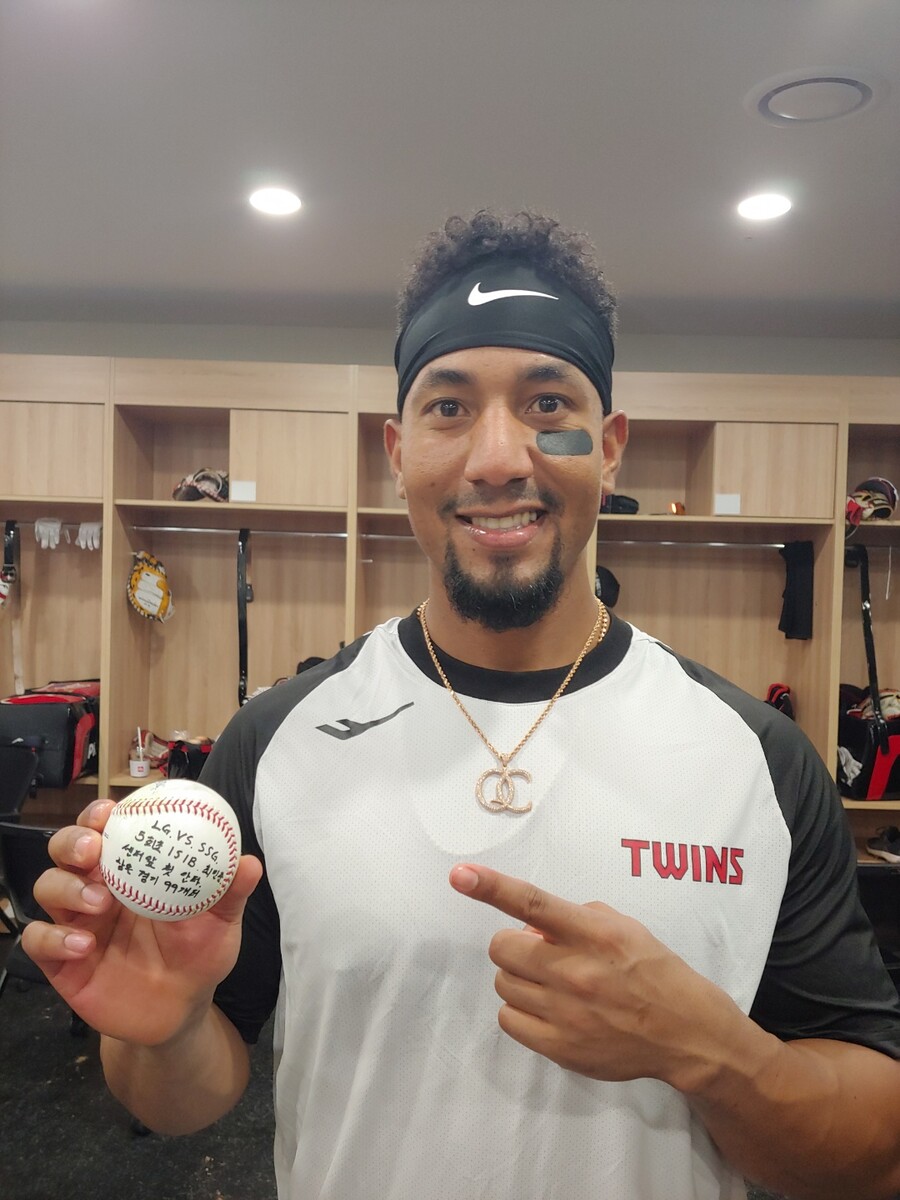 ▲ LG 가르시아가 첫 안타 기념구를 들고 기뻐하고 있다. ⓒ LG 트윈스