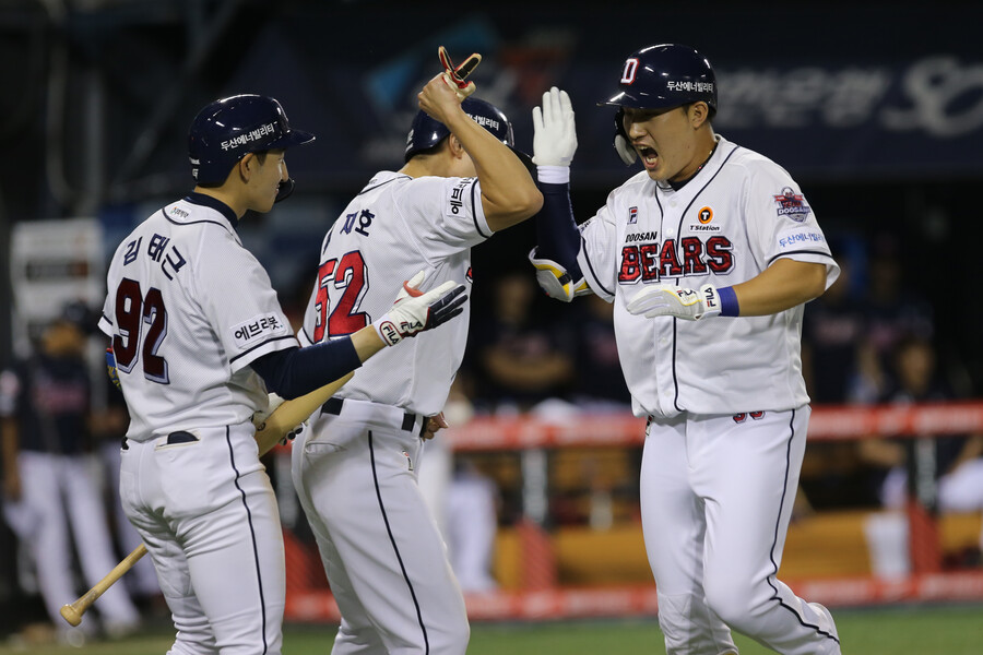 ▲ 역전 홈런을 치고 기뻐하는 김인태(오른쪽 끝) ⓒ 두산 베어스