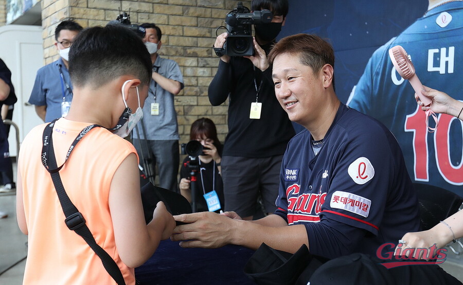 ▲ 팬 사인회에 나선 롯데 자이언츠 이대호 ⓒ 롯데 자이언츠