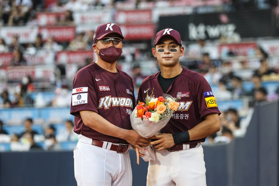 ▲ 이정후(오른쪽)의 최연소-최소경기 1000안타를 축하하는 홍원기 감독. ⓒ 키움 히어로즈