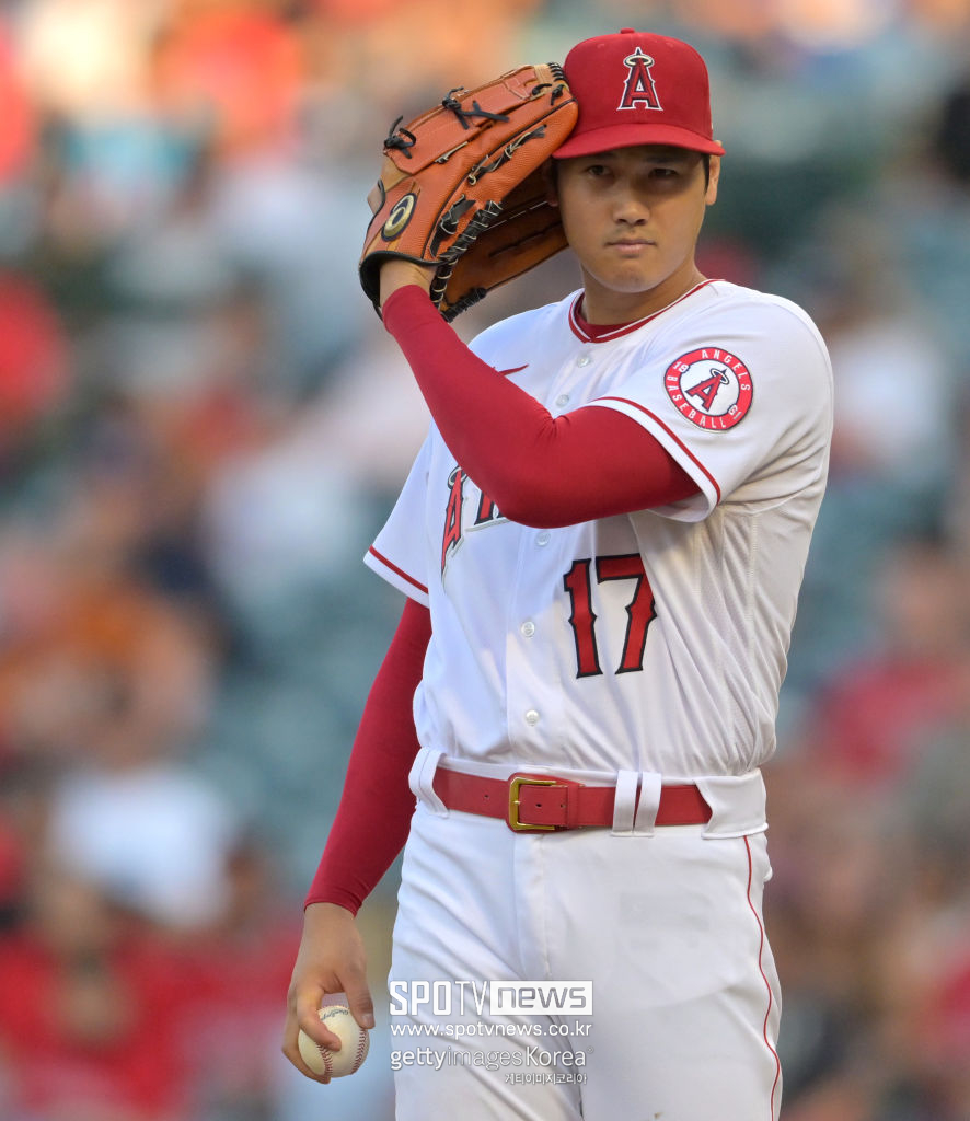 ▲ LA 에인절스 오타니 쇼헤이가 29일(한국시간) 텍사스와 홈경기 도중 피치콜을 듣고 있다.