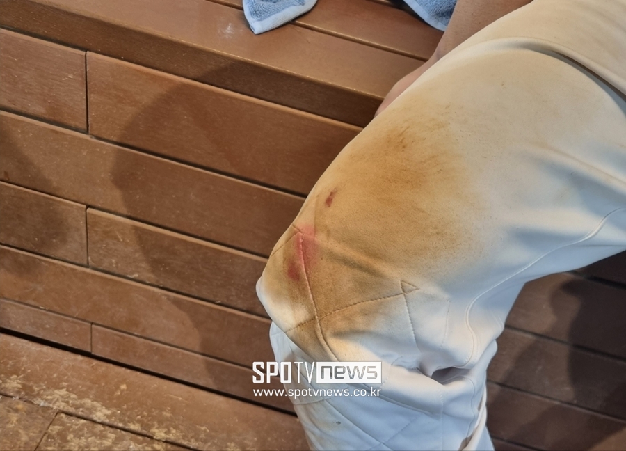 ▲ 피로 물든 양의지의 유니폼. ⓒ창원, 박정현 기자