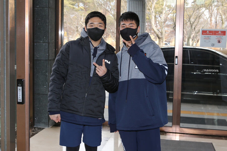 ▲두산 베어스 김대한(왼쪽)과 송승환. ⓒ두산 베어스