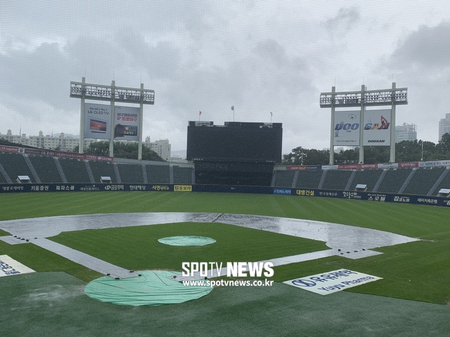 ▲ kt와 LG의 31일 잠실구장 맞대결이 비로 취소됐다. ⓒ스포티비뉴스DB
