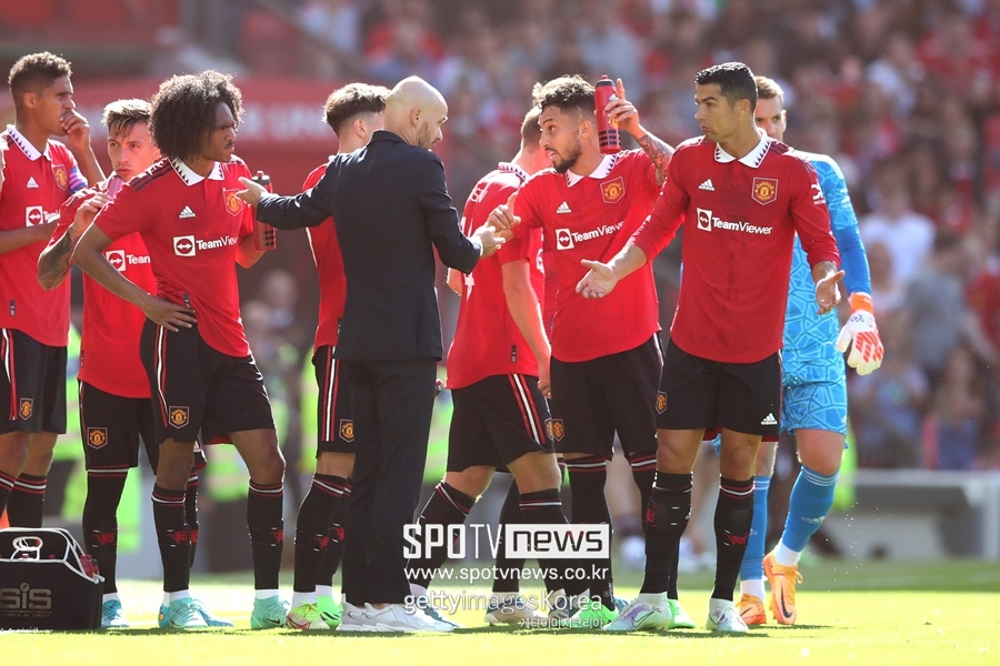 ▲ 크리스티아누 호날두(오른쪽)가 에릭 텐 하흐 감독 지시에 불만을 드러내고 있다.