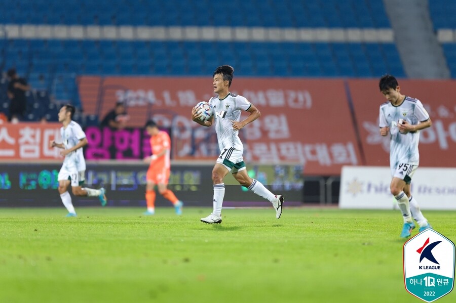 ▲ 전북 현대는 3일 강원FC와의 원정 경기에서 1-2로 패했다. 추가시간 구스타보(사진 위)의 머리에서 떨어진 볼이 한교원(사진 아래)에게 닿아 영패를 면했다. ⓒ한국프로축구연맹