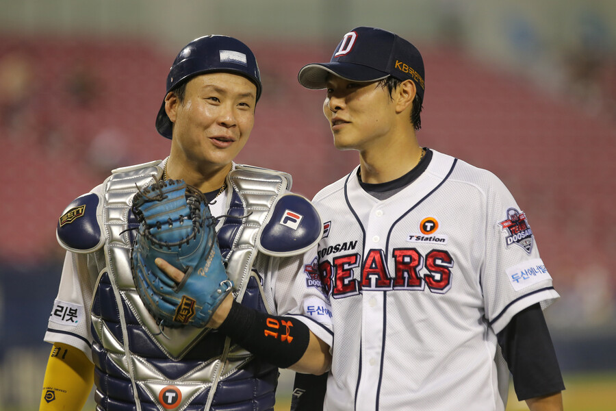 ▲ 두산 베어스박세혁과 최원준(오른쪽) ⓒ 두산 베어스