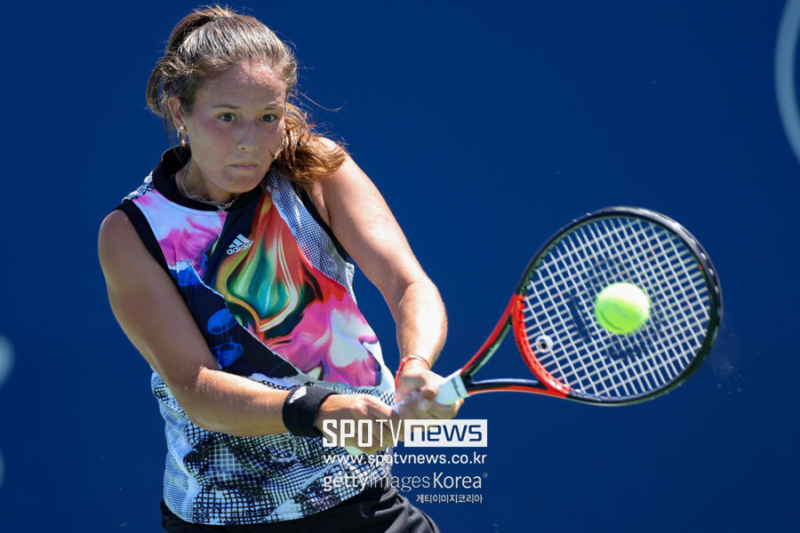 ▲ 다리야 카사트키나가 2022 WTA 투어 무바달라 실리콘밸리 클래식에서 경기를 펼치고 있다.