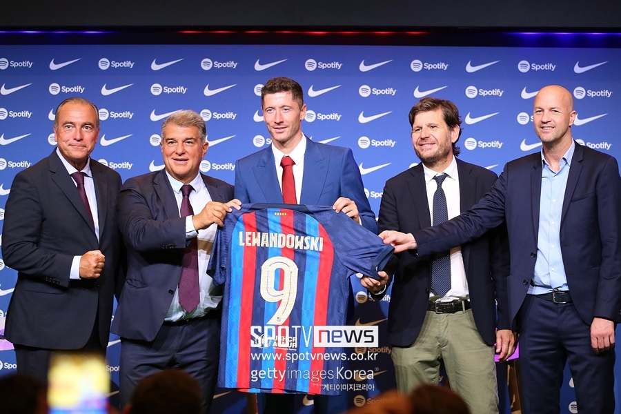 ▲ 바르셀로나 입단 계약식에서 로베르토 레반도프스키.