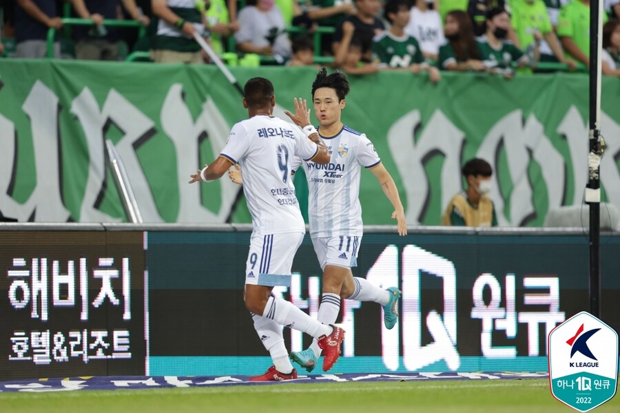 ▲ 울산 현대와 전북 현대가 승부를 가리지 못했다. 엄원상(사진 위)과 바로우(사진 아래)가 골맛을 봤다. ⓒ한국프로축구연맹