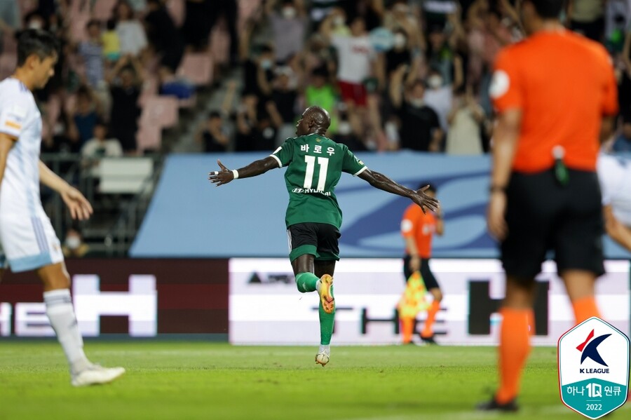 ▲ 울산 현대와 전북 현대가 승부를 가리지 못했다. 엄원상(사진 위)과 바로우(사진 아래)가 골맛을 봤다. ⓒ한국프로축구연맹