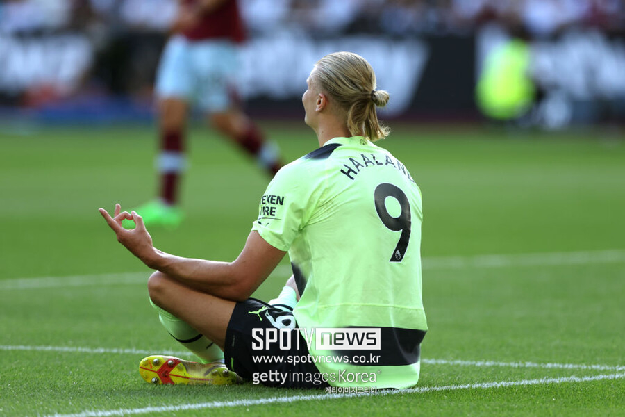 ▲ 데뷔골 후 특유의 세리머니를 선보인 홀란드.