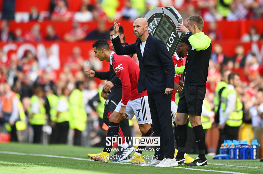 ▲ 에릭 텐 하흐 감독. 교체 투입되는 호날두.