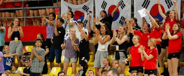 ▲ 2022 세계여자청소년핸드볼선수권대회에서 한국을 응원하는 유럽 팬들과 선수들 ⓒIHF 홈페이지 캡처