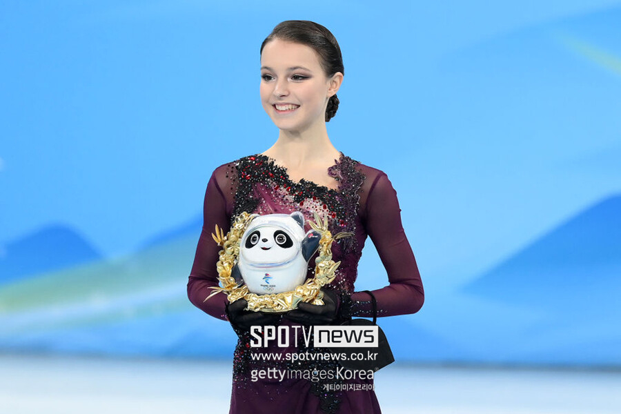 ▲ 2022 베이징 동계 올림픽 피겨 스케이팅 여자 싱글에서 금메달을 획득한 안나 셰르바코바