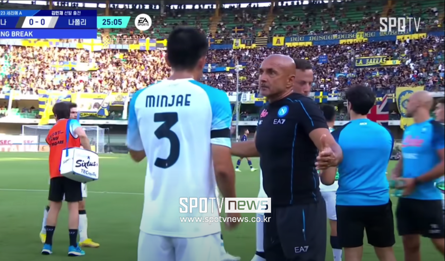 ▲ 쿨링 브레이크 중 김민재를 따로 불러 지시하는 루차노 스팔레티 감독. ⓒSPOTV 중계 갈무리