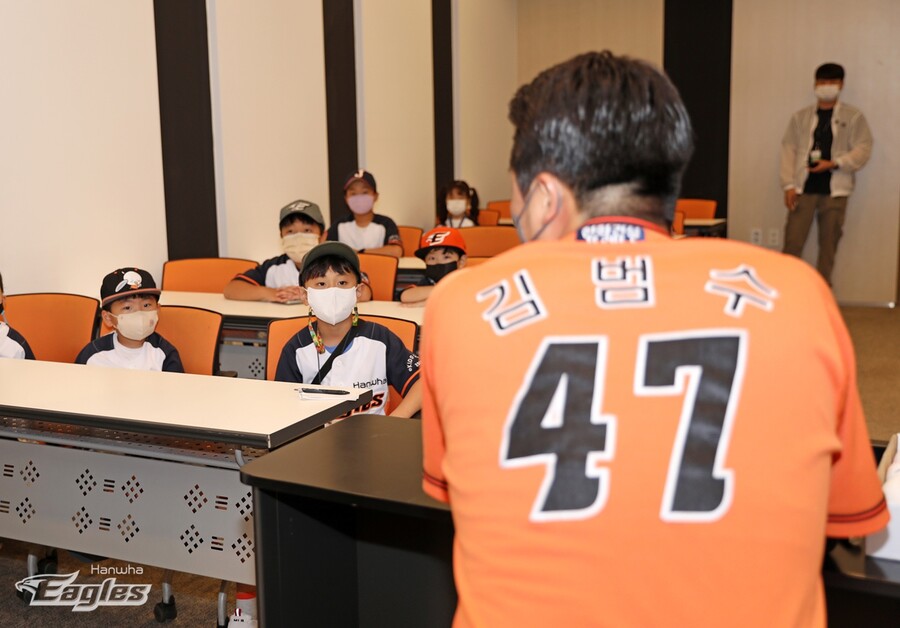 ▲한화 이글스 김범수가 4일 대전한화생명이글스파크에서 열린 NC 다이노스전에 앞서 어린이 기자단과 인터뷰하고 있다. ⓒ한화 이글스