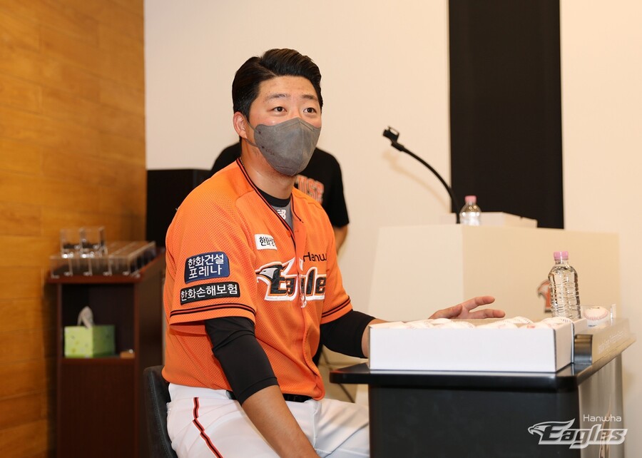 ▲한화 이글스 김범수가 4일 대전한화생명이글스파크에서 열린 NC 다이노스전에 앞서 어린이 기자단과 인터뷰하고 있다. ⓒ한화 이글스