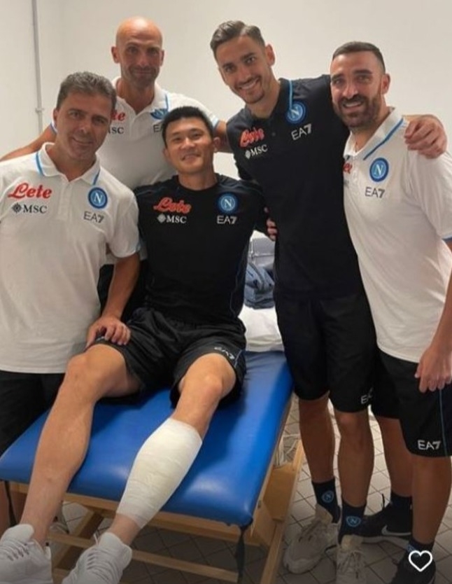 ▲ 라치오와 경기 후 다리에 붕대를 감은 김민재.